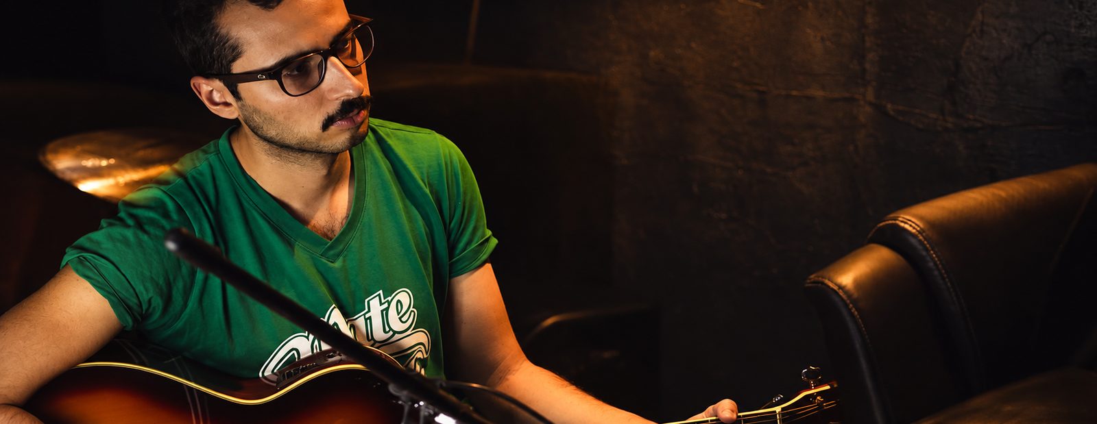 Músico com violão em sessão no estúdio