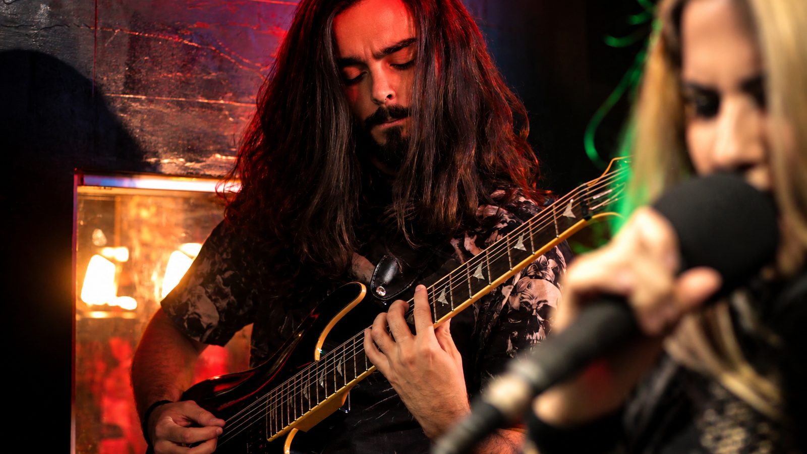 Guitarrista e vocalista em performance no estúdio