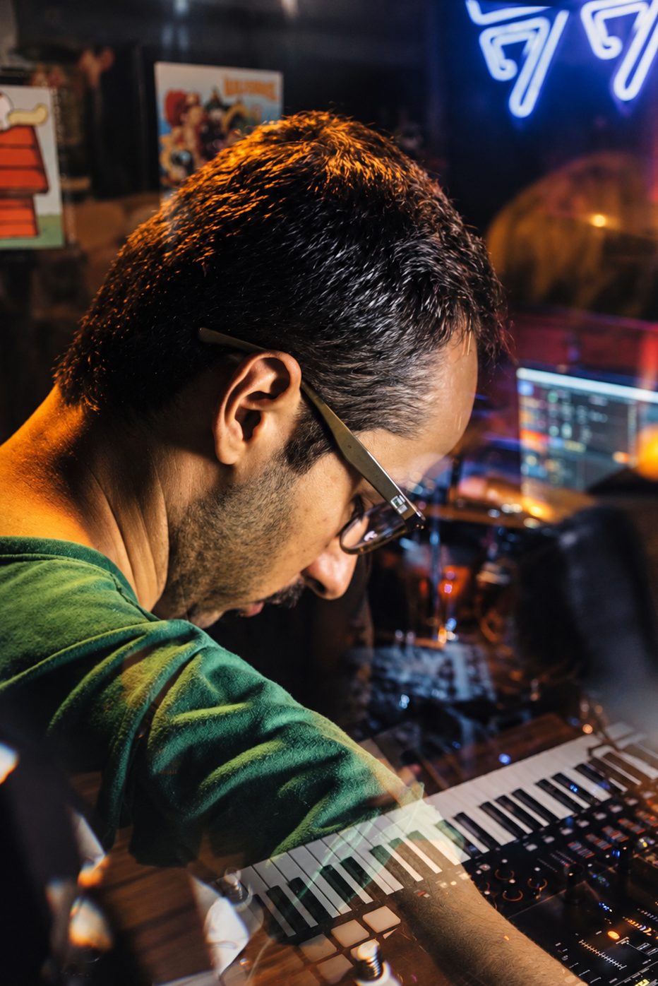 Músico ao teclado em sessão de produção